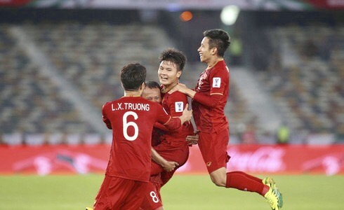 Niềm vui của các cầu thủ Việt Nam sau khi có bàn mở tỷ số.