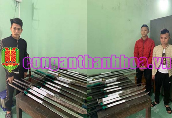 3 đối tượng (từ trái sang phải): Giang, Tuấn, Dinh và tang vật thu giữ