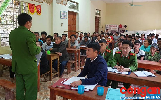 Các buổi tuyên truyền, phổ biến, giáo dục pháp luật về tình trạng mua bán người, mua bán bào thai của Công an huyện Kỳ Sơn thu hút rất đông dân bản tham gia