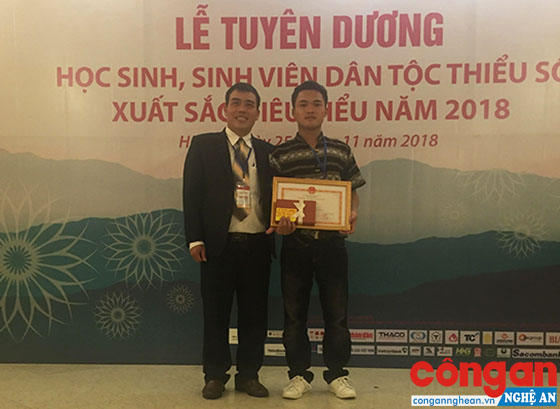 Lô Văn Anh cùng thầy Trưởng khoa Công nghệ ôtô tại Lễ tuyên dương học sinh, sinh viên dân tộc thiểu số xuất sắc, tiêu biểu năm 2018