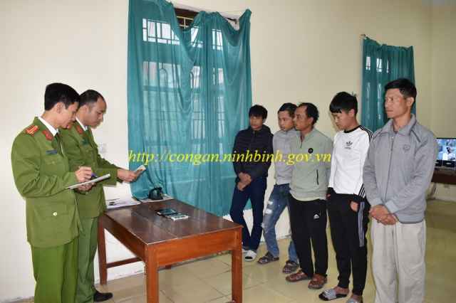 Cơ quan Cảnh sát điều tra Công an huyện Hoa Lư kiểm tra tang vật vụ án