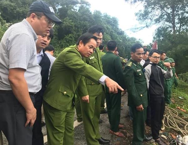 Đại tá Đặng Ngọc Sơn, Phó Giám đốc Công an tỉnh Thừa Thiên- Huế chỉ đạo công tác CHCN tại hiện trường.