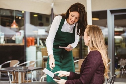Nhiều vị trí việc làm như nhân viên bán hàng, chăm sóc khách hàng, giúp việc gia đình... cần số lượng lớn lao động dịp giáp Tết. (Ảnh minh họa)