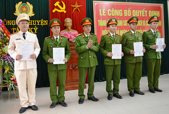 Trao quyết định cho các đồng chí Đội Cảnh sát PCCC - CNCH Công an huyện Tân Kỳ