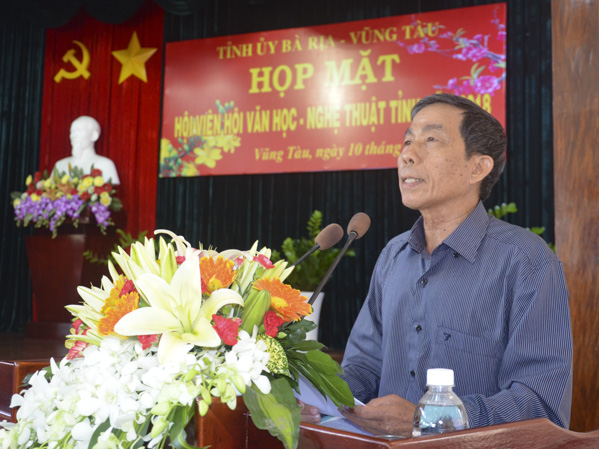 Ông Đinh Hữu Ngợt, Phó Chủ tịch Hội VHNT tỉnh báo cáo kết quả hoạt động của Hội năm 2018 và phương hướng nhiệm vụ trong năm 2019; Công tác chuẩn bị tổ chức Đại hội Hội VHNT tỉnh lần thứ V, nhiệm kỳ 2018-2023.