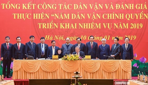 Phó Thủ tướng Trương Hòa Bình và Trưởng Ban Dân vận Trung ương Trương Thị Mai ký kết kế hoạch phối hợp thực hiện Năm dân vận chính quyền 2019 giữa Ban Cán sự Đảng Chính phủ và Ban Dân vận Trung ương - Ảnh: VGP/Quang Hiếu