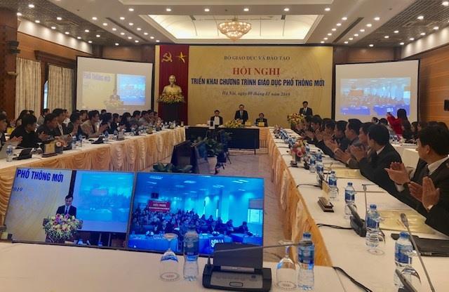 Bộ trưởng Bộ GD&ĐT Phùng Xuân Nhạ chủ trì điểm cầu Bộ GD&ĐT trong Hội nghị trực tuyến triển khai chương trình giáo dục phổ thông mới. Ảnh: VGP/Nhật Nam