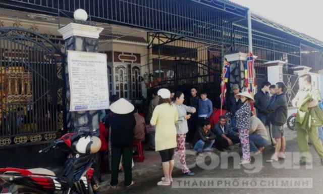  Người nhà đưa nạn nhân về tổ chức mai táng