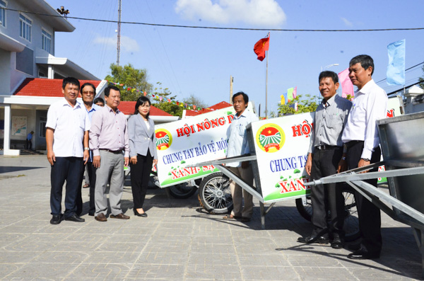 Bà Trương Thị Kim Phượng, Phó Chủ tịch Hội Nông dân tỉnh bàn giao 7 xe thu gom rác cho Hội Nông dân thị trấn Phước Hải.