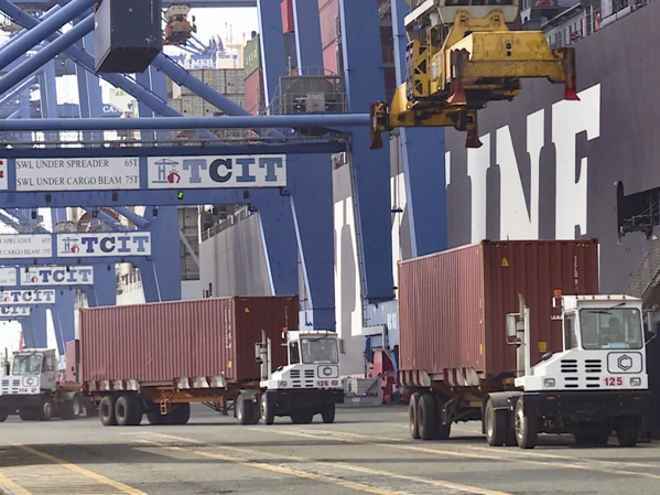 Theo đánh giá của các hãng tàu, các cảng tại CM-TV có năng suất làm hàng ngày càng cao, chất lượng dịch vụ tốt. Trong ảnh:  Cảng TCIT tấp nập xe container vận chuyển hàng.