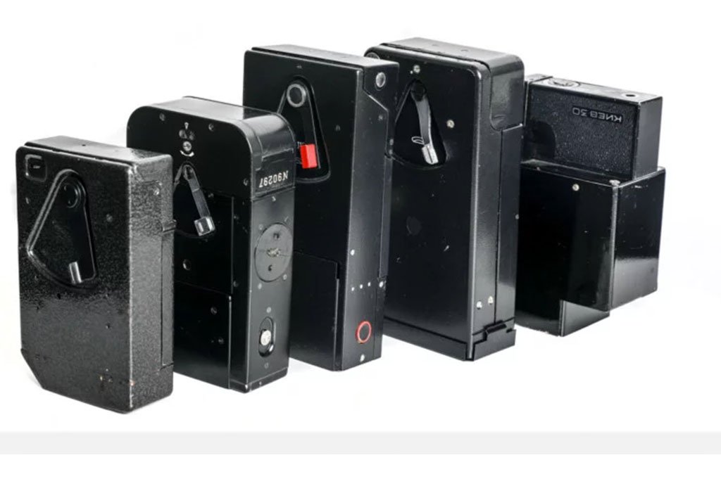 Những chiếc máy ảnh để chụp những tài liệu nhỏ cũng như được các điệp viên ở biên giới chụp lại passport