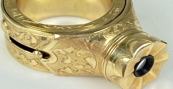 Một chiếc nhẫn rất khéo, phía trong là máy ảnh