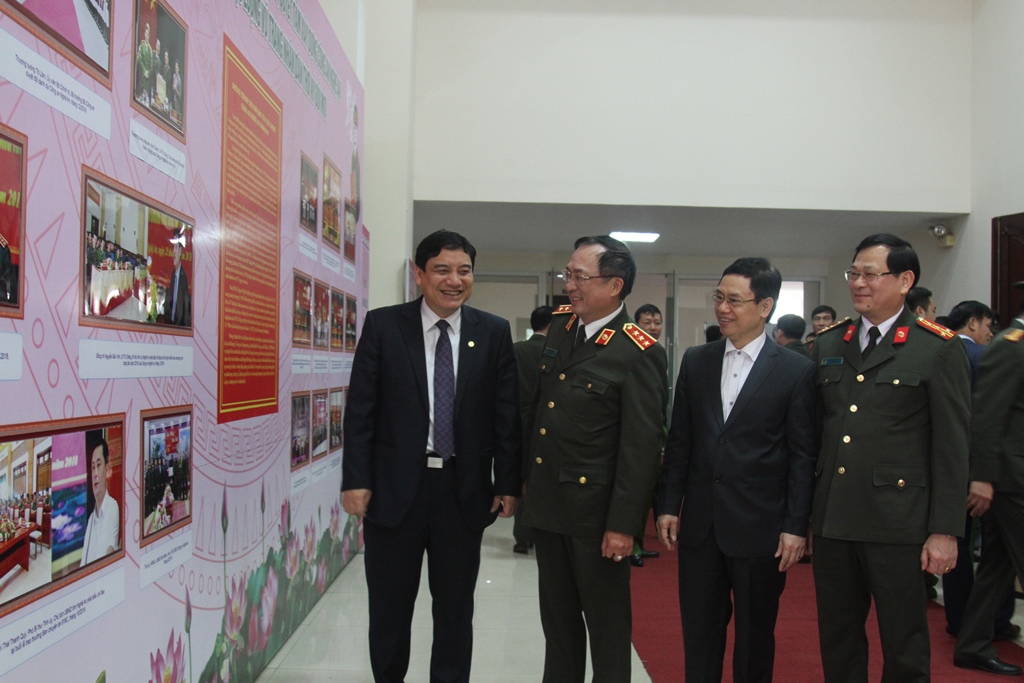 Các đại biểu tham quan các hình ảnh hoạt động của Công an Nghệ An trong năm qua