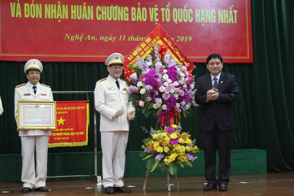 Bí thư Tỉnh ủy Nguyễn Đắc Vinh tặng hoa chúc mừng Công an Nghệ An