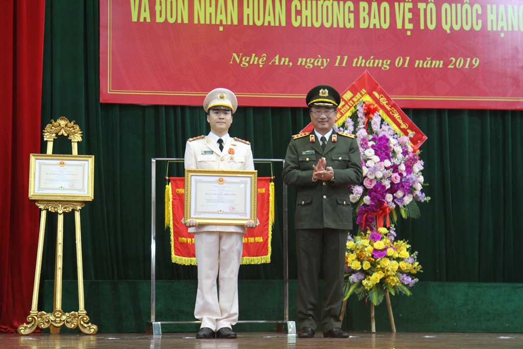 Thứ trưởng Bộ Công an trao Huân chương chiến công hạng Ba cho đồng chí Ngô Anh Tuấn