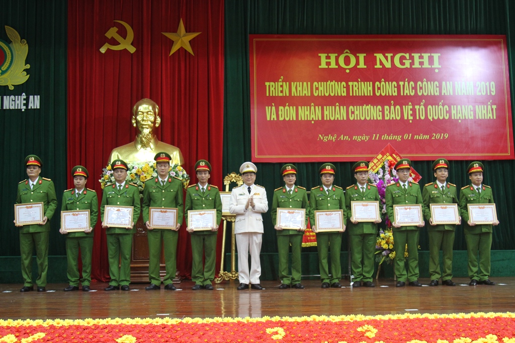 Giám đốc Công an tỉnh trao danh hiệu Đơn vị quyết thắng cho Công an các đơn vị, địa phương.