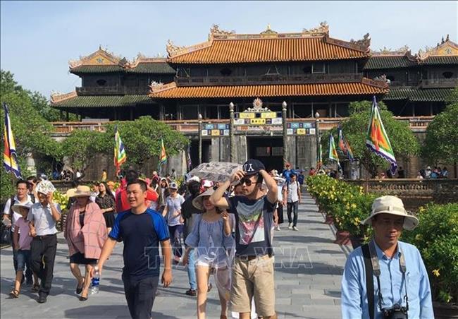 Khách du lịch tham quan Khu di sản Cố đô Huế (Ảnh: Quốc Việt/TTXVN)