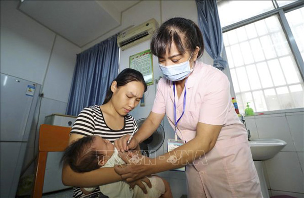 Nhân viên y tế tiêm vaccine cho trẻ em tại một bệnh viện ở Dung An, Trung Quốc.