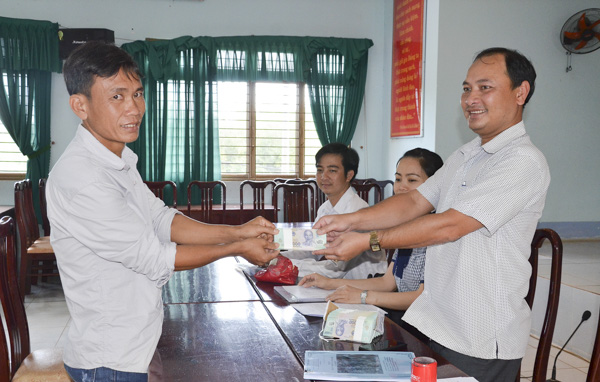  Ông Bùi Đình Nam (phải), Phó Giám đốc Điều hành Quỹ hỗ trợ nông dân tỉnh trao vốn cho hội viên Nguyễn Văn Hiếu (ấp Gia Hòa Yên, xã Bình Giã).