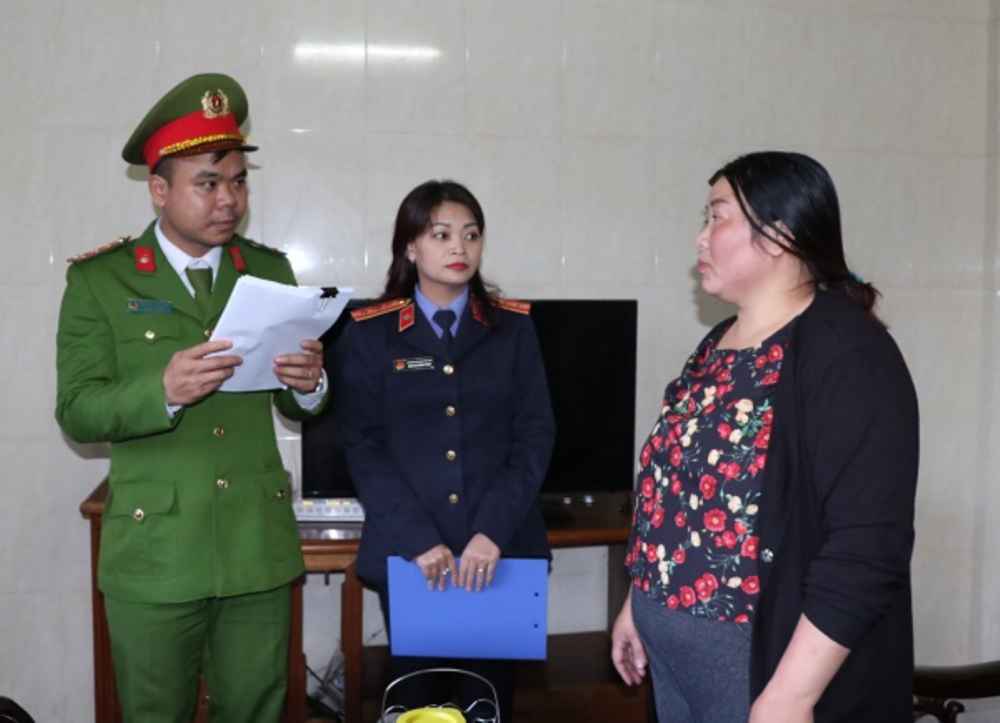 lực lượng công an đọc lệnh bắt 