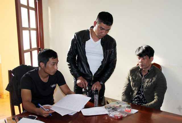 Đối tượng Hùng (bên phải) được áp giải về Công an huyện