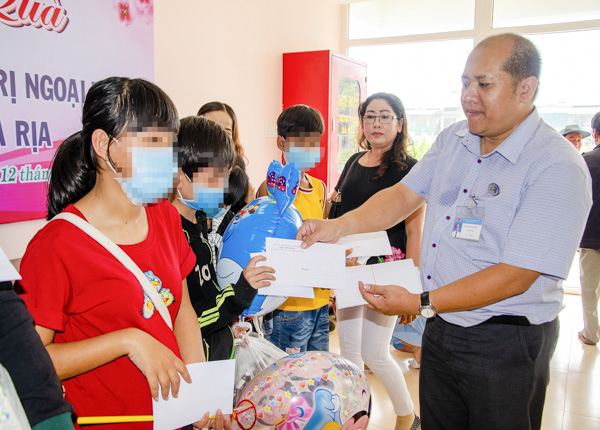 Tang Qua Tre Em 4: Đại diện Phòng Công Tác Xã Hội, Bệnh viện Bà Rịa tặng quà trẻ em nhiễm HIV/AIDS đang điều trị ngoại trú tại bệnh viện.