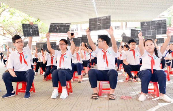 Các HS tham gia vòng thi “Rung chuông vàng” tại hội thi “Em yêu lịch sử quê em”.