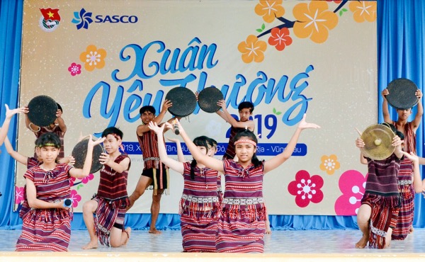 Tiết mục múa “Người Châu Ro ơn Đảng” do các em thiếu nhi ấp Tân Thuận, xã Long Tân biểu diễn.