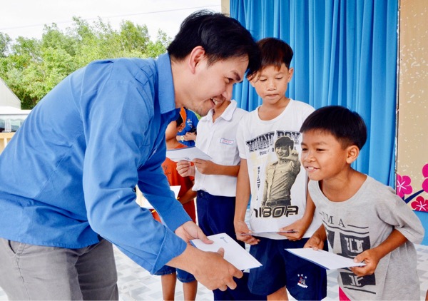 ĐVTN Công ty CP Dịch vụ hàng không Tân Sơn Nhất trao học bổng cho HS nghèo vượt khó trên địa bàn xã Long Tân.