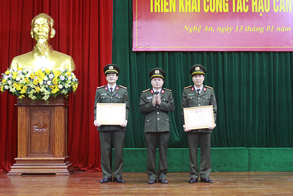 Tặng Danh hiệu “Đơn vị Quyết thắng” cho Nhà nghỉ dưỡng 382; danh hiệu “Đơn vị tiên tiến” cho Bệnh viện Công an tỉnh”.