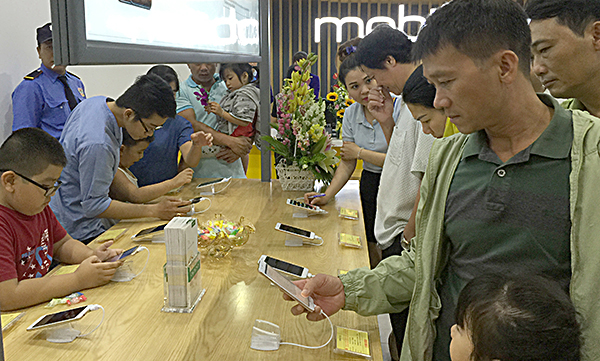 Khách hàng tham khảo các mẫu điện thoại thông minh tại cửa hàng MobiFone Vũng Tàu.