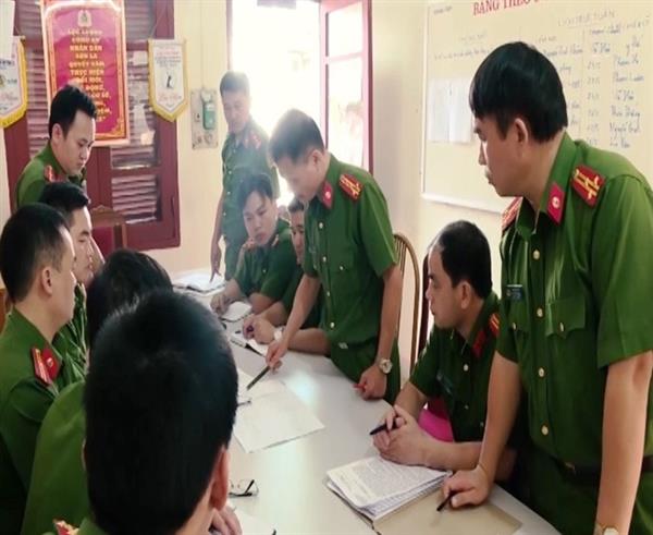 Họp bàn đấu tranh với nhóm tội phạm có tổ chức.