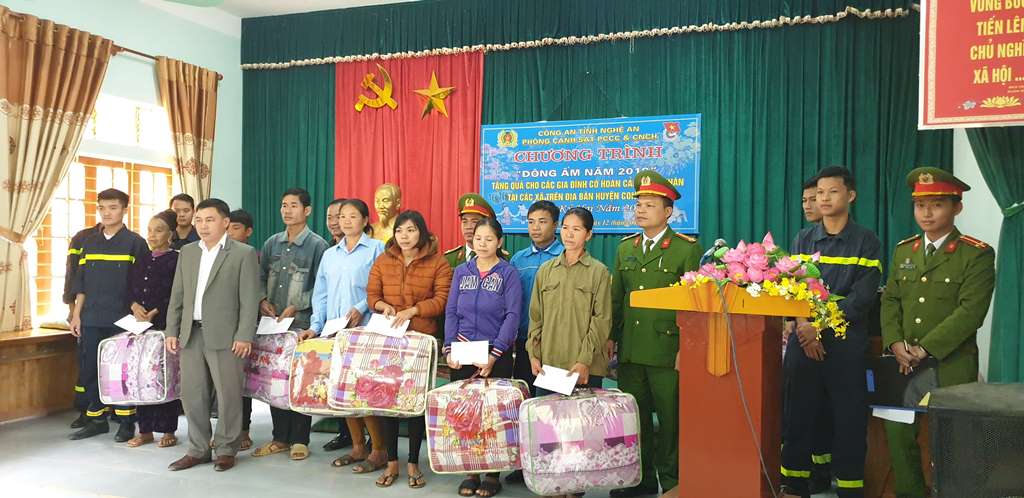 Dịp này đoàn đã trao 100 suất quà trị giá hơn 50 triệu đồng