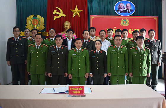 Đại diện các đội ký giao ước thi đua, quyết tâm lập nhiều thành tích, giữ vững ANTT trên địa bàn trong năm 2019