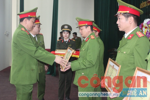 Trao tặng các danh hiệu thi đua cho các tập thể, cá nhân CBCS Công an TP Vinh và các đơn vị trực thuộc