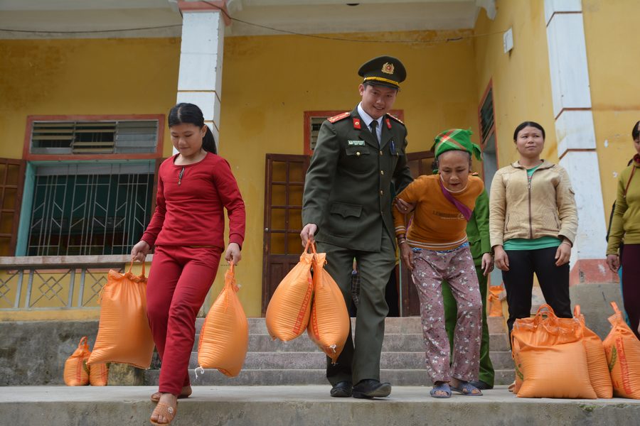 Giúp đỡ người dân 