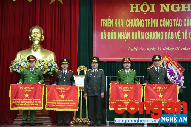 Đại tá Lương Thế Lộc, Trưởng Công an huyện (thứ nhất từ trái sang) vinh dự nhận Cờ thi đua của Bộ Công an về “Đơn vị dẫn đầu phong trào thi đua 