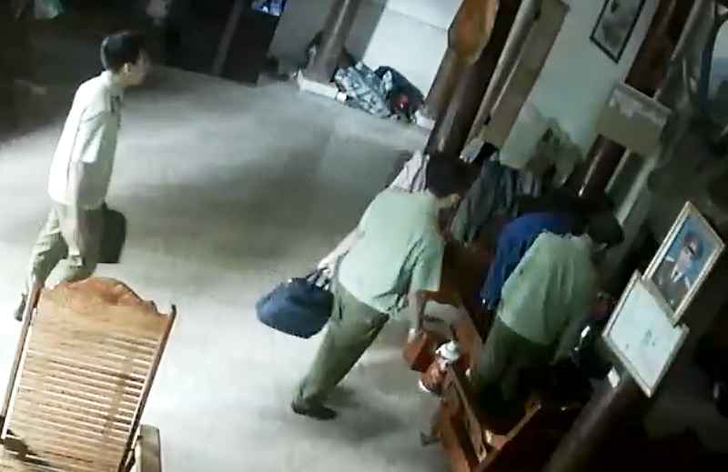 Hình ảnh những người xưng là cán bộ quản lý thị trường đến nhà ông Hùng được camera an ninh gia đình ghi lại