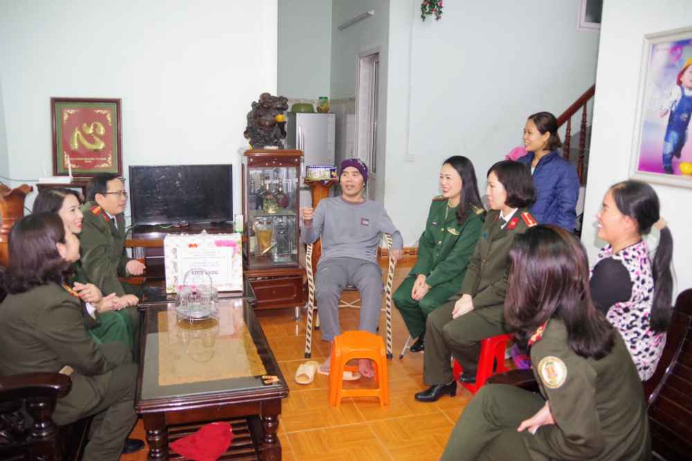 Thăm hỏi, tặng quà Thượng úy Bùi Văn Bắc bị tai nạn năm 2015, bị chấn thương sọ não.