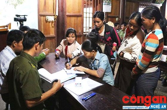 Công an huyện Kỳ Sơn tổ chức ký cam kết cho phụ nữ không sang Trung Quốc bán bào thai