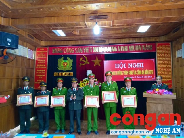 Tặng danh hiệu 