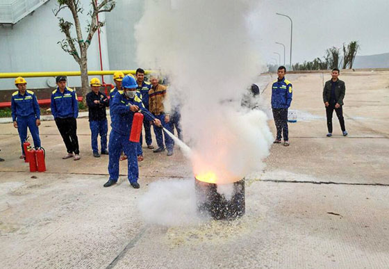 Các học viên thực hành kỹ năng xử lý các tình huống cháy nổ