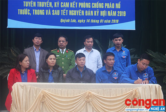 Các cơ sở đoàn ký cam kết với Ban Thường vụ Huyện đoàn thực hiện tốt các quy định về cấm mua bán, tàng trữ, vận chuyển, sử dụng pháo nổ