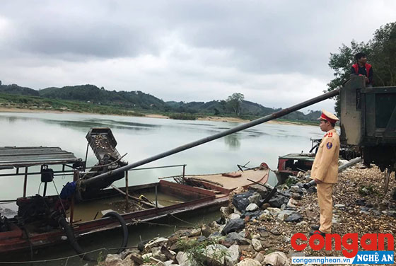 Cán bộ Đội Tuyên truyền - Xử lý giao thông đường thủy xử lý 1 trường hợp khai thác cát trái phép