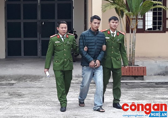 Công an Nghệ An dẫn giải đối tượng trộm cắp tài sản về trụ sở để quy án