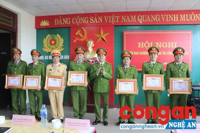 Trao khen thưởng, danh hiệu Chiến sĩ thi đua cho các cá nhân có thành tích xuất sắc năm 2018