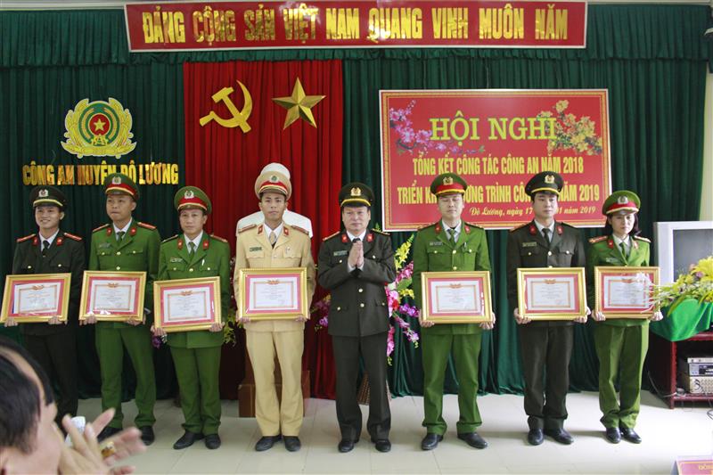 Tặng Danh hiệu Chiến sỹ thi đua cơ sở năm 2018 cho các cá nhân có thành tích xuất sắc.