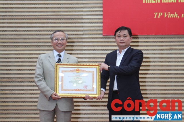 Thừa ủy quyền, đồng chí Thái Thanh Quý -Chủ tịch UBND tỉnh trao Bằng khen của Thủ tướng Chính phủ cho ông Lưu Công Vinh - Phó Giám đốc Sở Nội vụ kiêm Trưởng Ban Tôn giáo tỉnh.