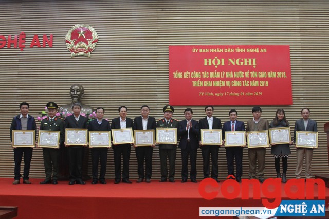Trao Bằng khen của Chủ tịch UBND tỉnh cho các tập thể, cá nhân có thành tích xuất sắc trong công tác tôn giáo.