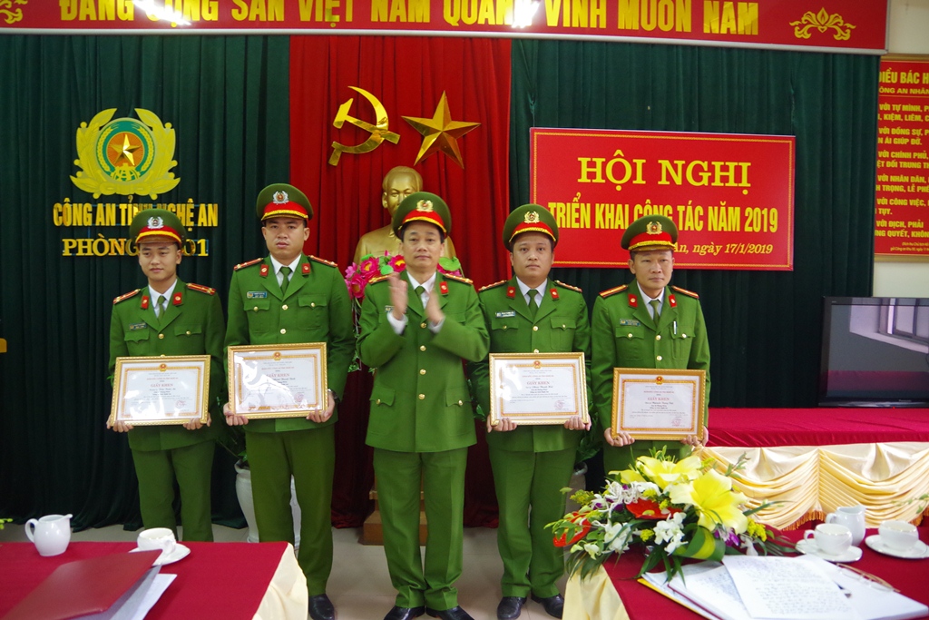 Đại tá Nguyễn Mạnh Hùng, Phó Giám đốc Công an tỉnh tặng Giấy khen cho các cá nhân đạt danh hiệu 